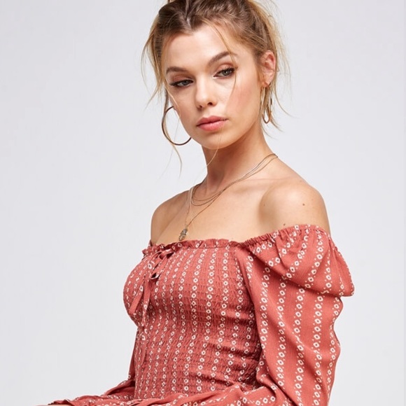 New Boutique  off the shoulder smocked crop top - Picture 3 of 8